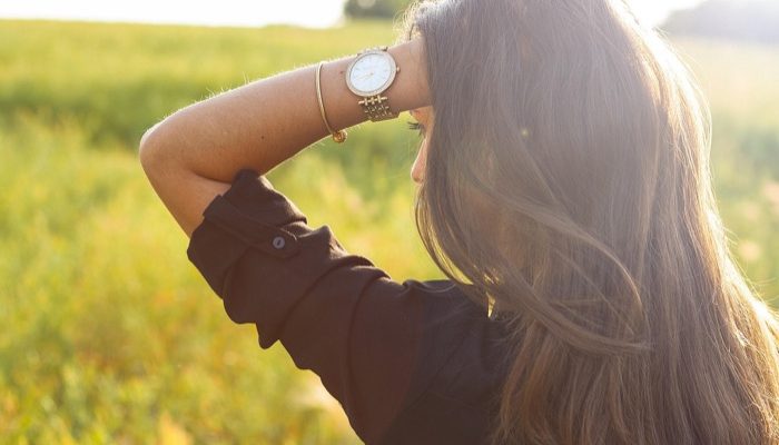 Žena s módnymi šperkami — styling a osobný štýl