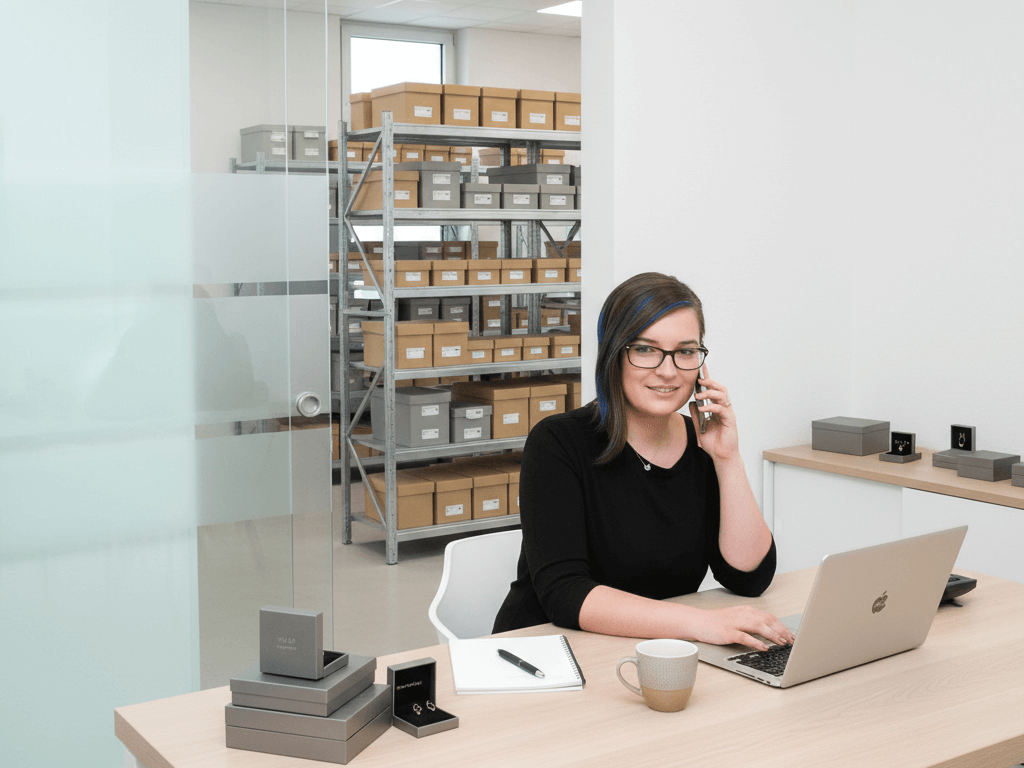 Kolegyňa pri telefonovaní so zákazníkmi