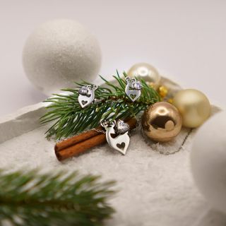 Slavnostní šperky 🦌 Outfit ke stromečku už máte? 🎄 Na vás je vymyslet oblečení, my dodáme šperky! ✨ Tato sobí rodinka...